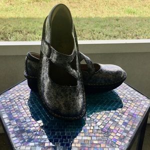 Alegria Silver Nursing Shoes Size 8.5
